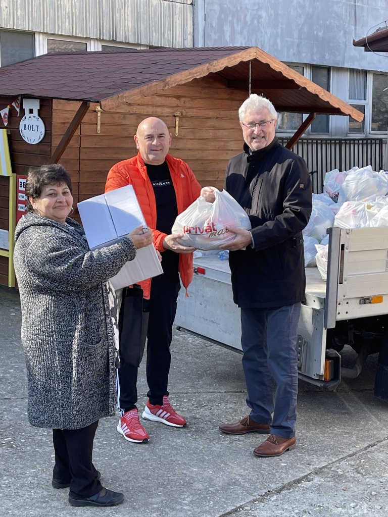 Adományosztás a családsegítő központban 18